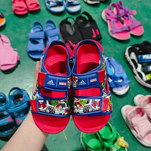 Zapatos sandalias de punta abierta para niños usados ​​